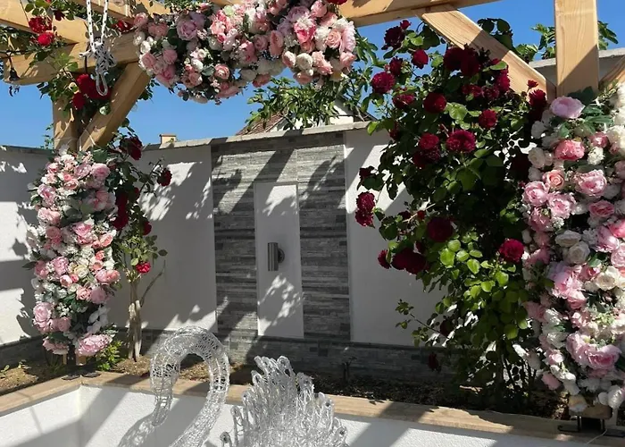 Boris House 5 Bed & Private Pool Villa *